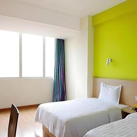 7 Days Inn Luzhou Commercial Pedestrian Street Center Bagian luar foto