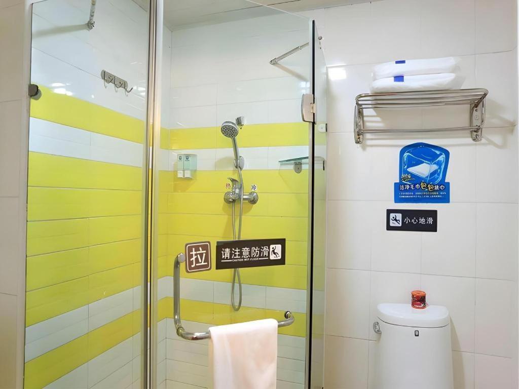 7 Days Inn Luzhou Commercial Pedestrian Street Center Bagian luar foto